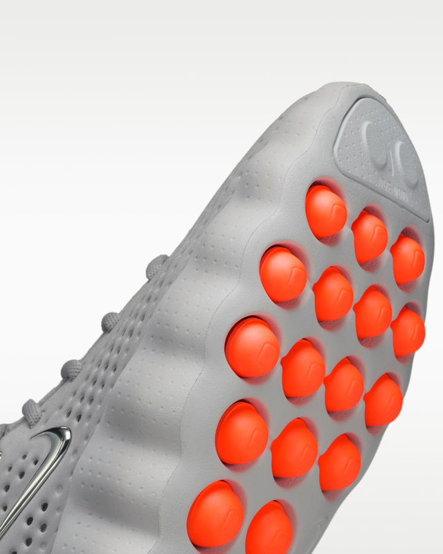 Nike WMNS Mind 002 - Light Smoke Grey/Photon Dust/Hyper Crimson/Chrome