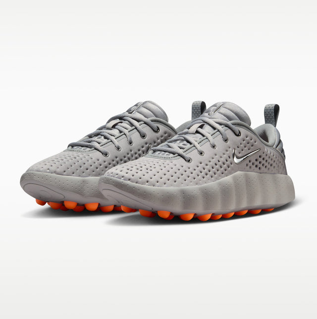 Nike WMNS Mind 002 - Light Smoke Grey/Photon Dust/Hyper Crimson/Chrome