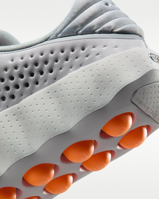Nike WMNS Mind 002 - Light Smoke Grey/Photon Dust/Hyper Crimson/Chrome