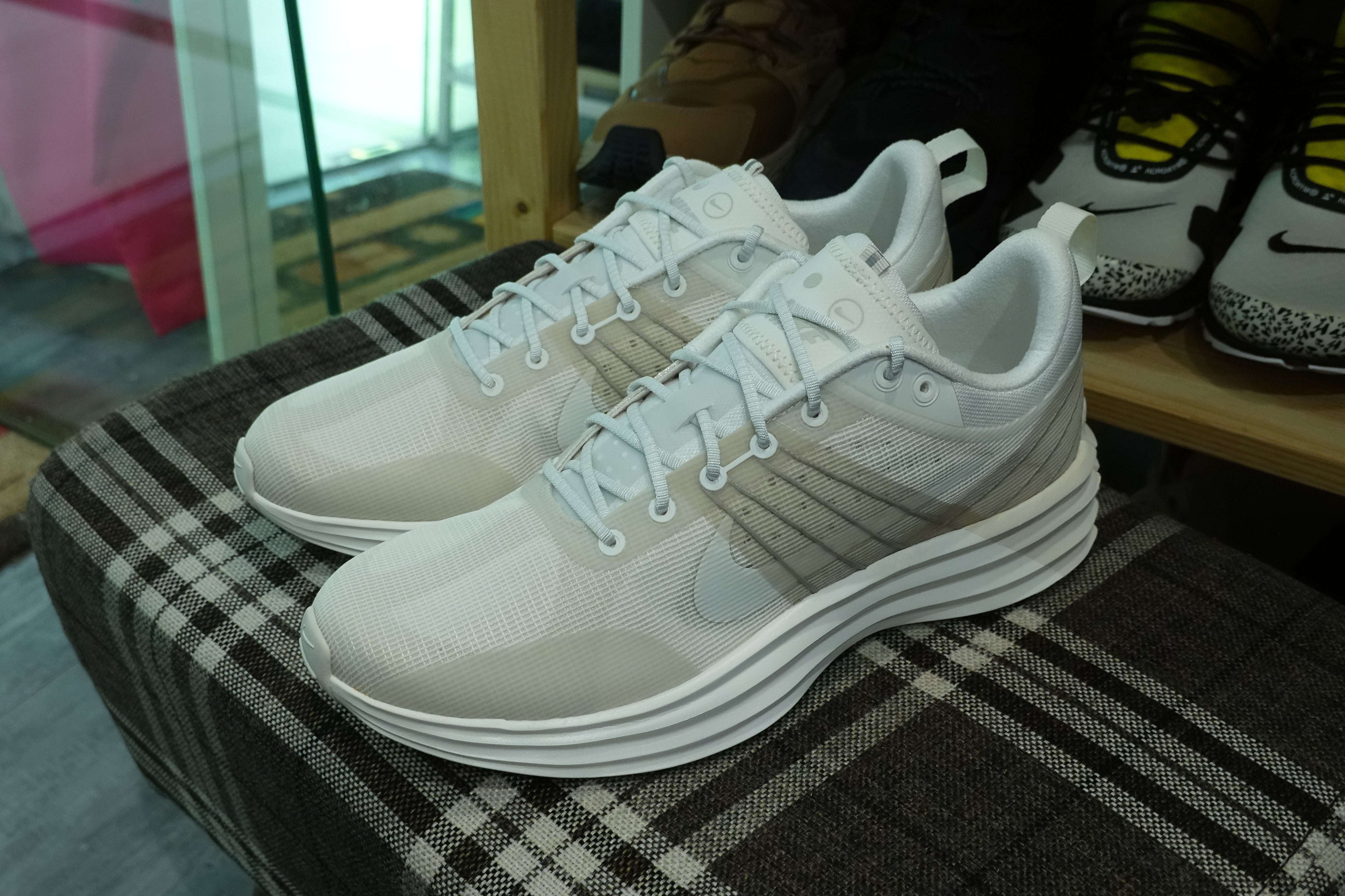 Nike Lunar Roam Summit White/Phantom/Light Bone – Navy Selected