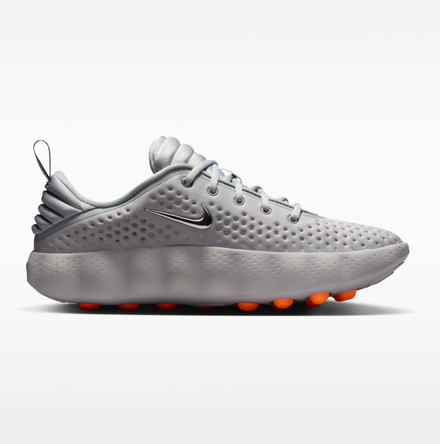Nike WMNS Mind 002 - Light Smoke Grey/Photon Dust/Hyper Crimson/Chrome