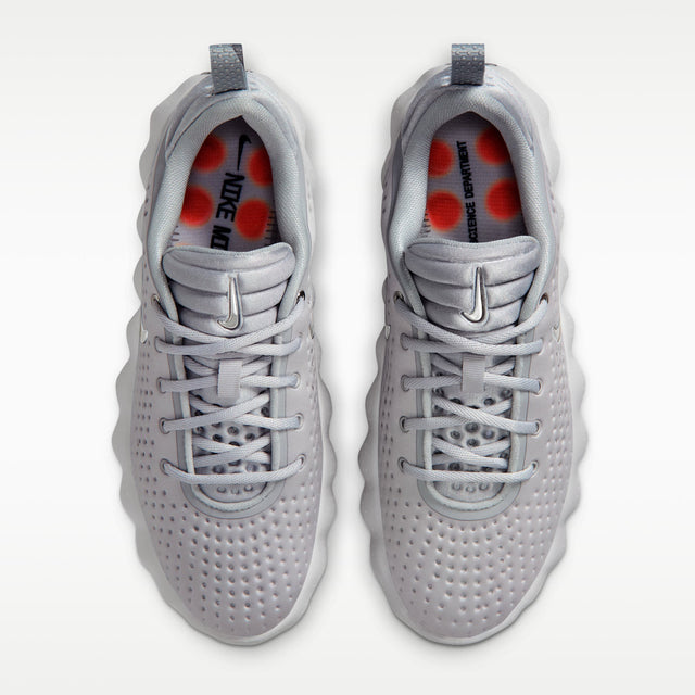 Nike WMNS Mind 002 - Light Smoke Grey/Photon Dust/Hyper Crimson/Chrome