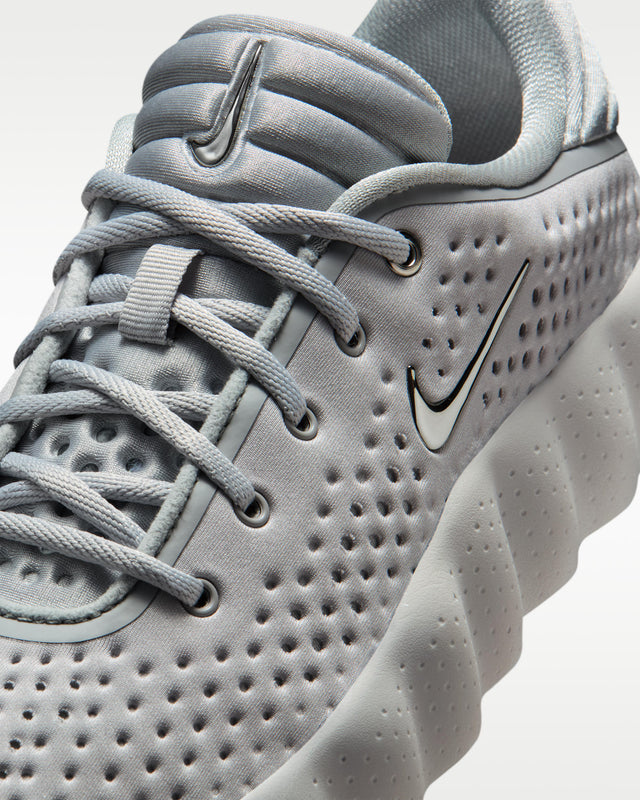 Nike WMNS Mind 002 - Light Smoke Grey/Photon Dust/Hyper Crimson/Chrome