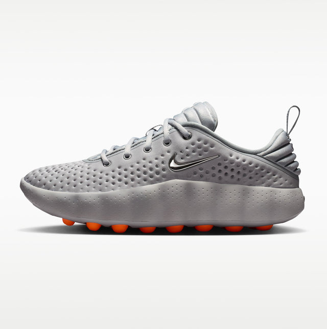 Nike WMNS Mind 002 - Light Smoke Grey/Photon Dust/Hyper Crimson/Chrome