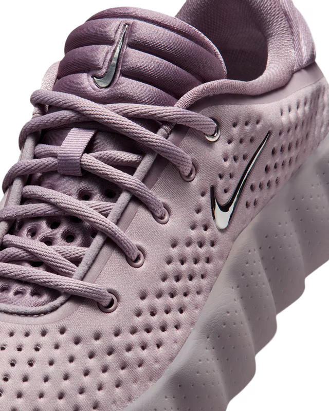 Nike WMNS Mind 002 - Light Violet Ore/Purple Smoke/Hyper Crimson/Metallic Cool Grey