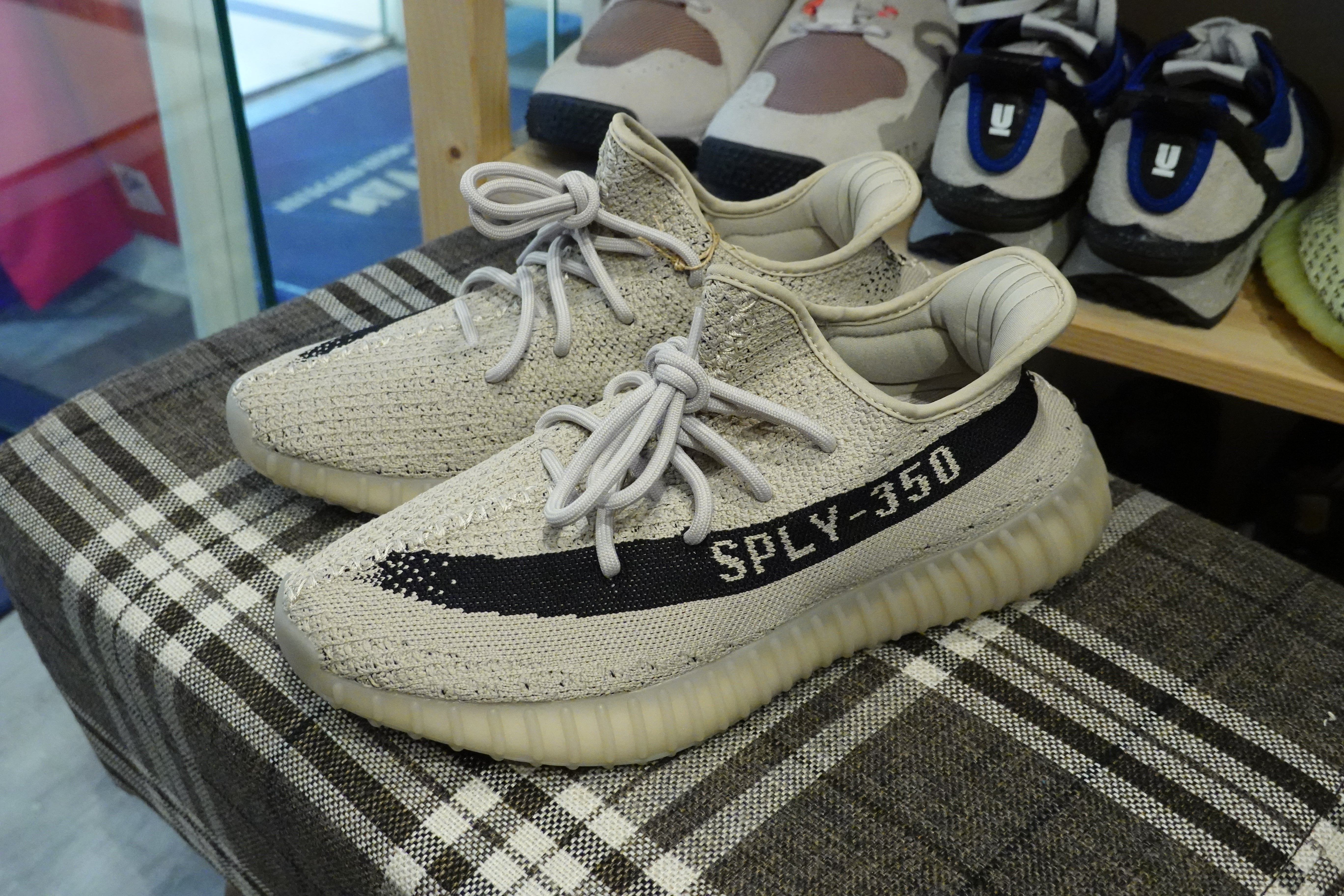 adidas イージーブースト350 V2 スレートスニーカー HP7870-