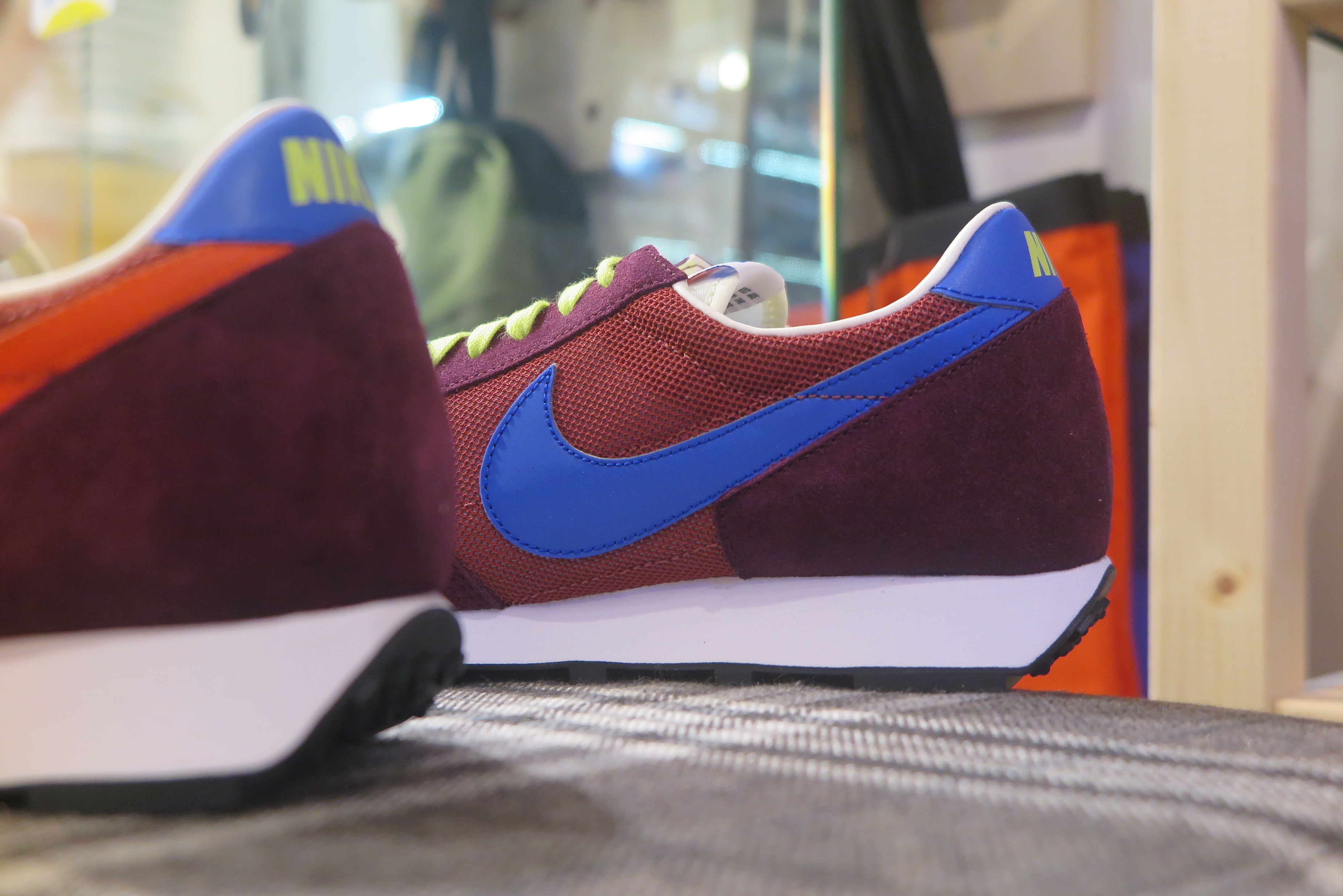 Nike daybreak outlet maroon