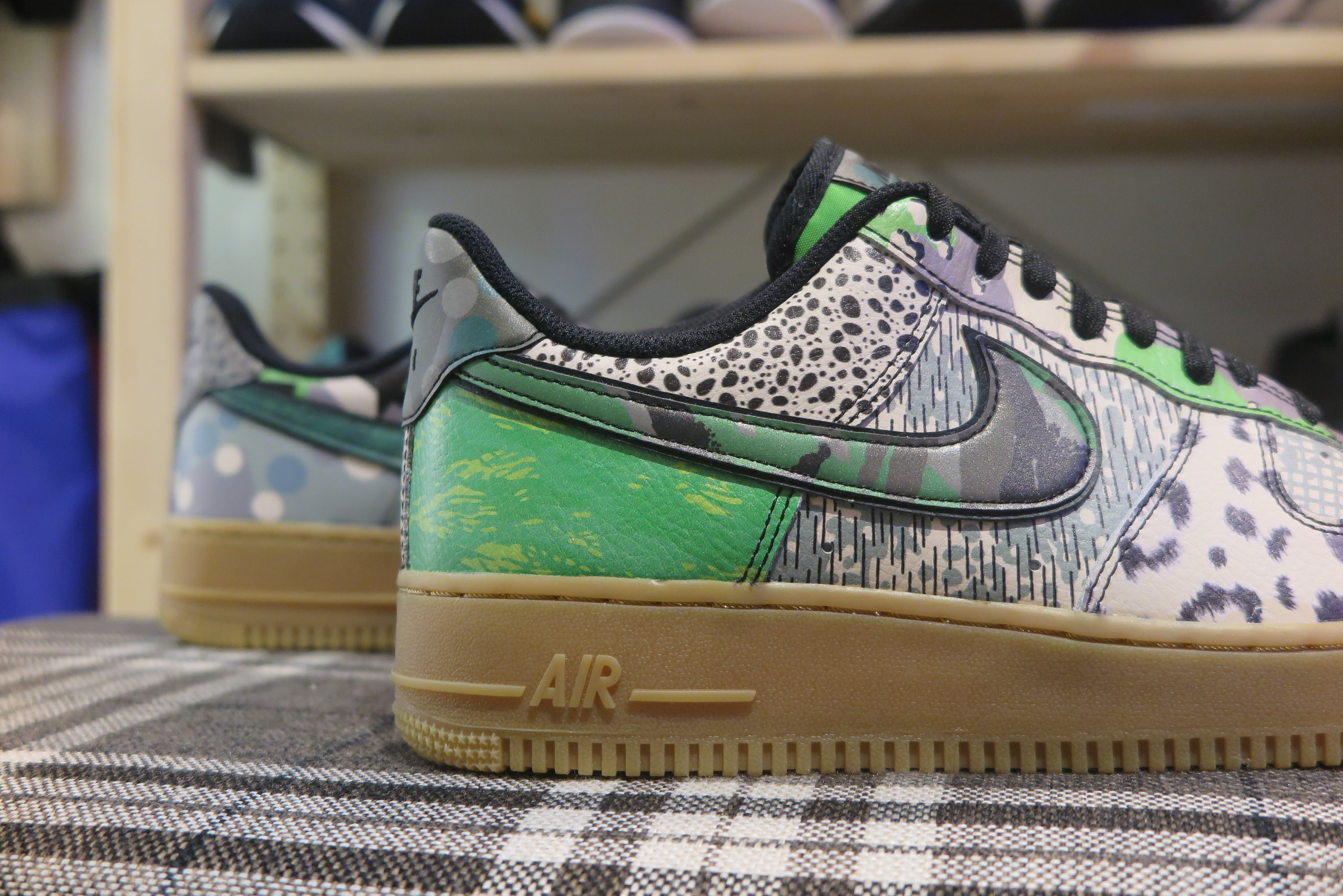 Air force 1 qs outlet black/green spark/gum men's shoe